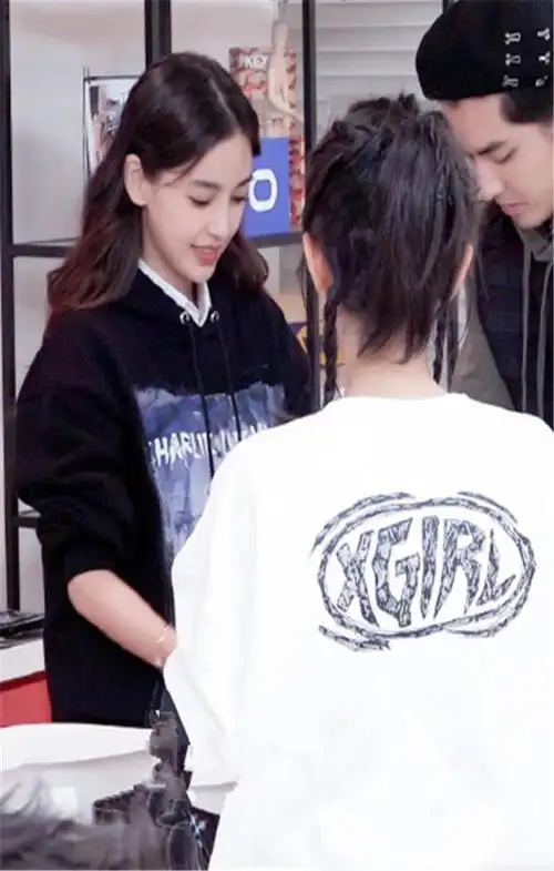 杨颖和赵今麦相差13岁故意穿同款辣妈秒变少女