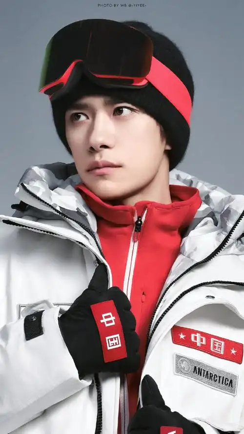 玺宝的脸真的越放大越好看@tfboys-易烊千玺#易烊千玺代言波司登