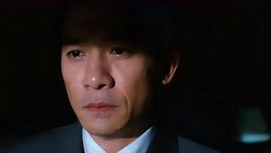 61岁久居日本的梁朝伟,已经走上了另一条大道_父亲_家庭_眼神