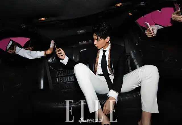 胡一天写真大片鲜活撩人 低眸垂首间绽放绅士魅力