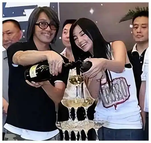 周星驰曝与赵丽娜李佳悦合影邀请合作新作神秘转世