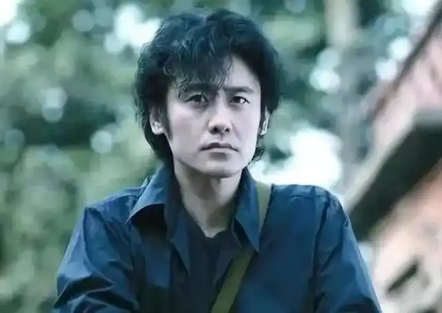 徐峥年轻时,吴秀波年轻时,靳东年轻时,而他才是帅出了天际!