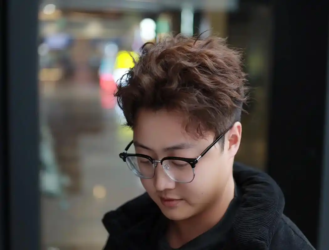 比传统背头更有造型感 视觉感#男士烫发 #宜昌烫发 - 抖音