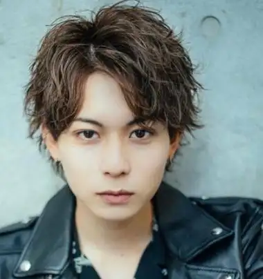 就没定位烫什么事了,这个时候需要用吹风机从发根往发尾吹,吹出蓬松感