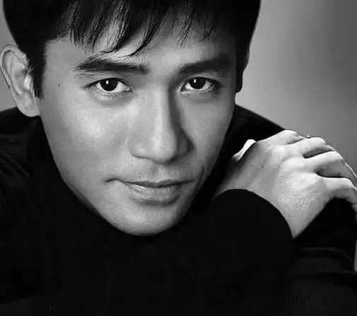 《花样年华》里西装革履,发梢齐整,默默抽烟的周慕云是在《无间道》里