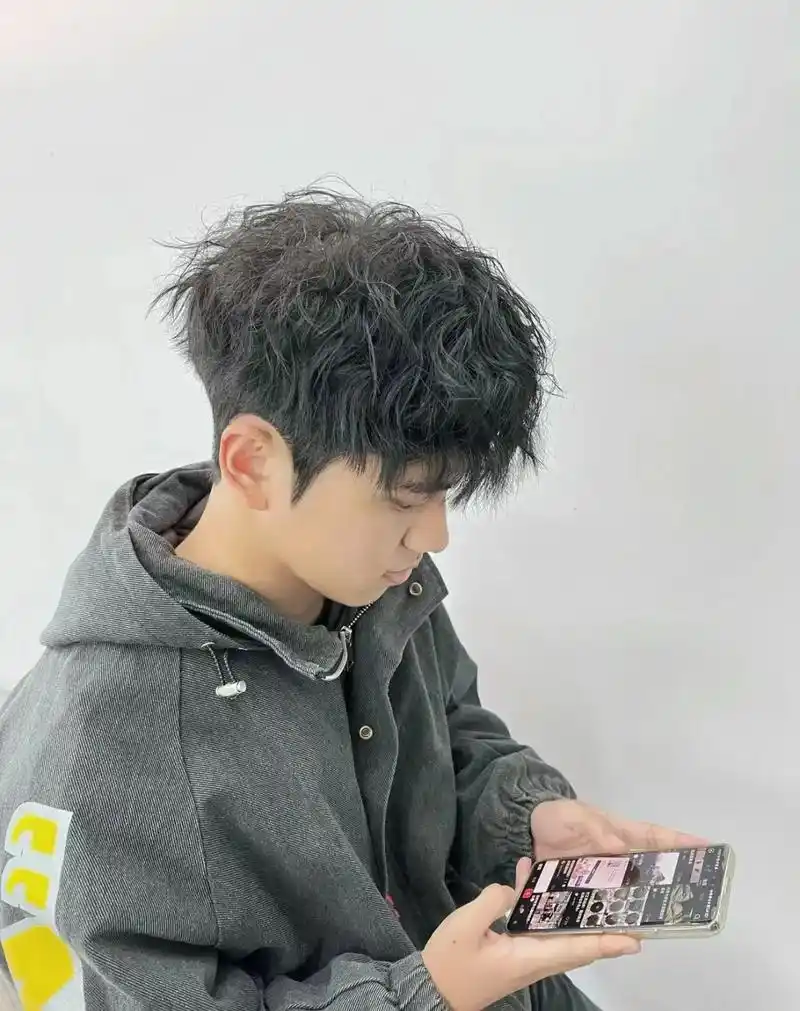 把你身边的朋友给我拉过来烫头发束状羊毛卷十服帖 - 抖音