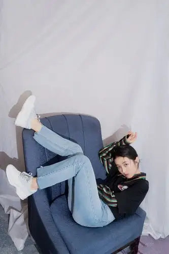 你喜欢张子枫穿高跟鞋还是运动鞋呢?