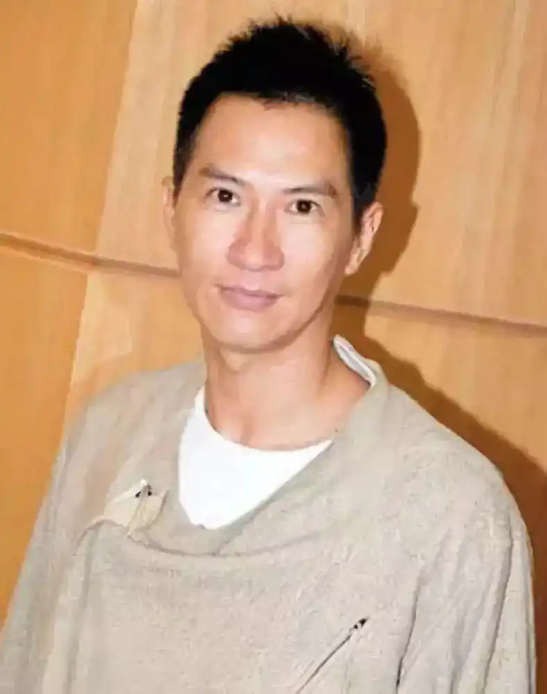 张家辉关咏荷20年恩爱:好的婚姻,是把你宠成孩子