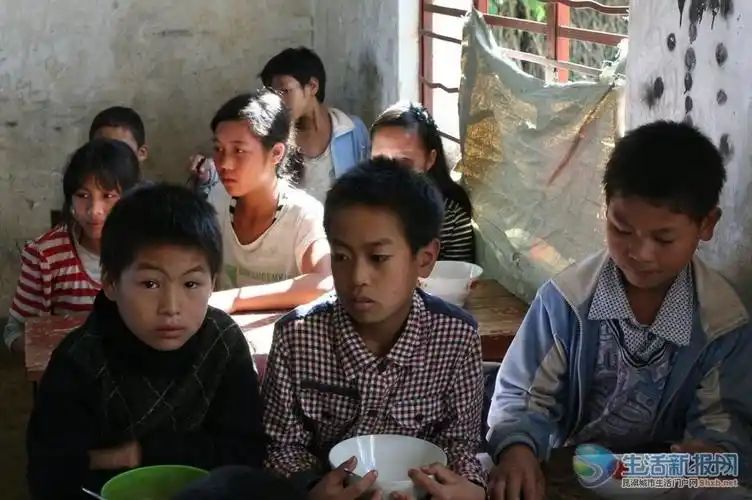 云南拉祜族村寨孩子冬天赤脚上学让人心疼(组图)