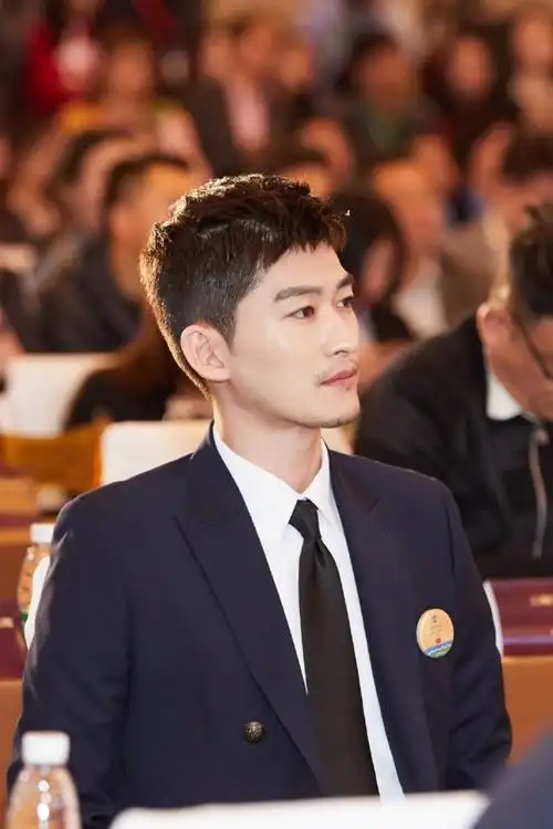 原创张翰海员制服亮相春交会,出众气质,短发胡渣造型太帅