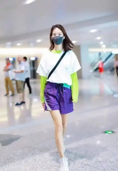 金晨机场街拍,看姐姐团门面担当的时髦舒适风格_牛仔裤_手袋_黑色