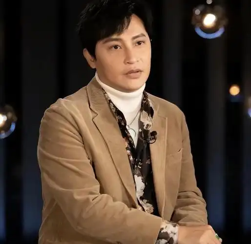 陈志朋,曾经是小虎队的一员,与吴奇隆,苏有朋风靡两岸三地,是无数少女