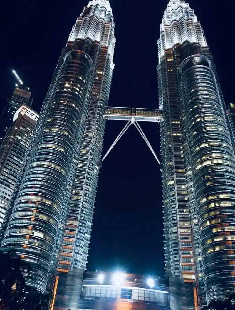 自由.双子塔下的记忆--马来西亚#旅行 #抖音看世界 #诗与 - 抖音