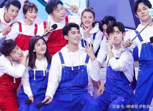 在最新一期《快乐大本营》谢娜一身霸气十足的工装裤,正式回归