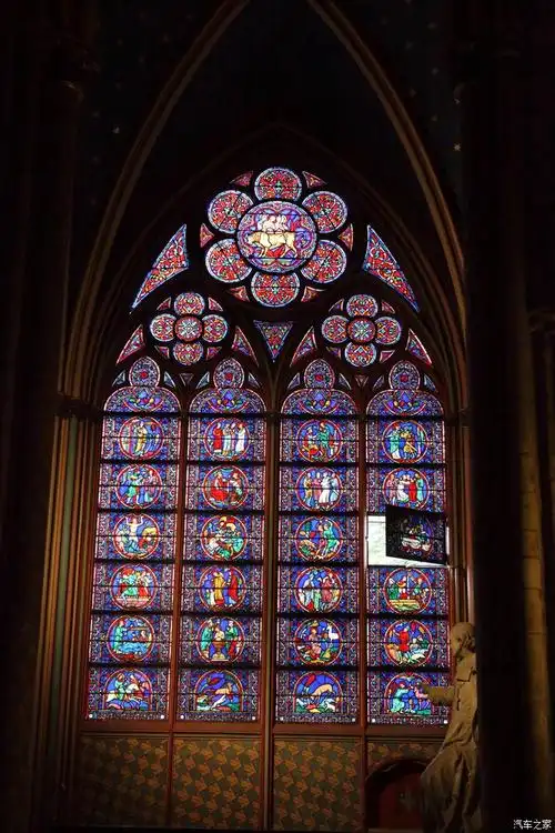 继续巴黎圣母院大教堂之旅-欣赏下美丽的玻璃窗图案-1