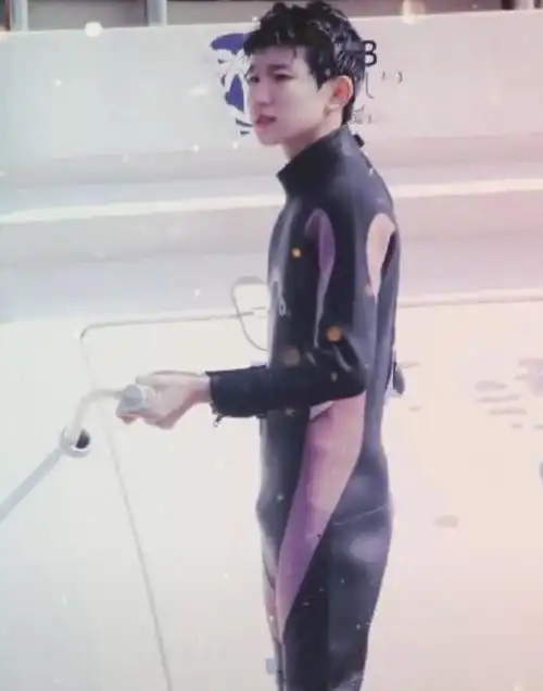 王源穿紧身衣游泳身材如何被拍得一清二楚现场粉丝眼福不浅