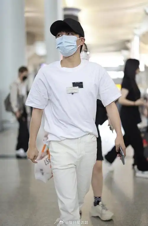 2023年9月17日,长沙,周深白色系穿搭现身长沙黄花国际机场.