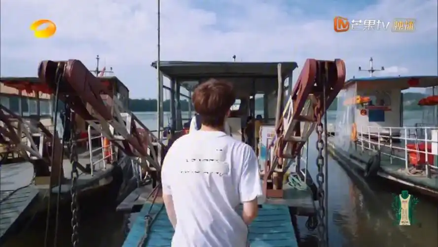 就是觉得张艺兴的背影莫名喜欢,莫名可爱93莫名要扑倒hhhh