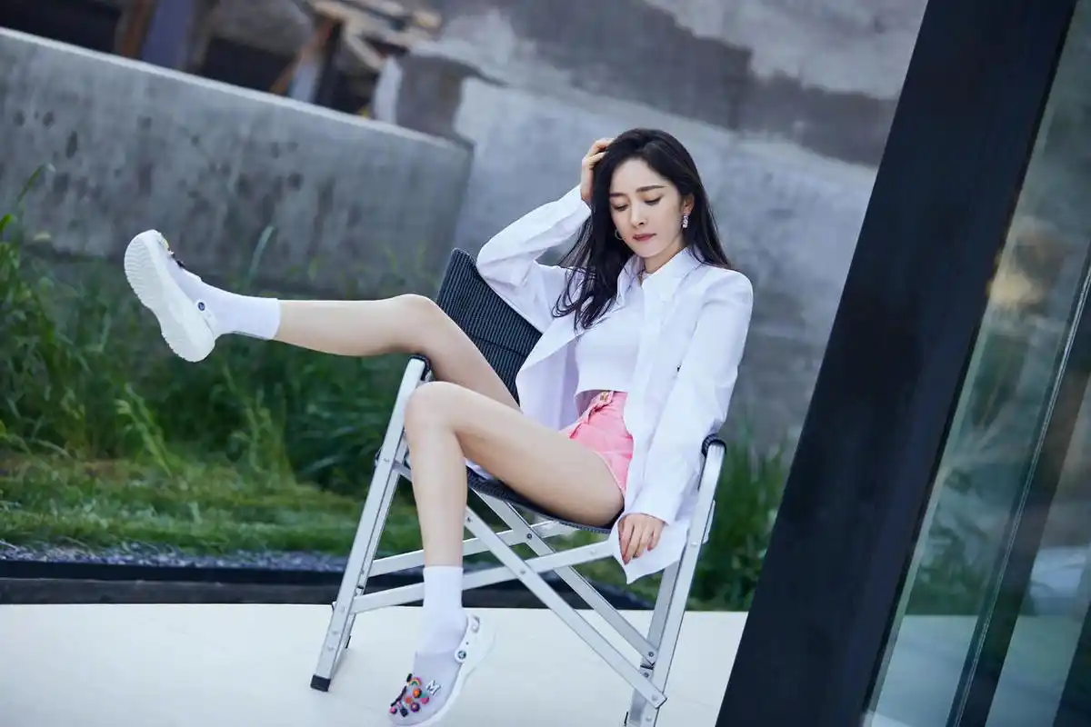 杨幂真的是人美声甜,热爱穿搭的她总是能够给我们带来更加新颖的搭配