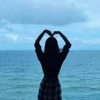 心痛伤感的头像女生冷淡背影内疚是感情刽子手