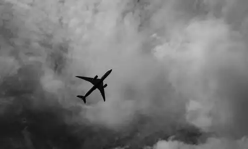 失败的假期. 绝望和绝望的概念. 穆迪天空和运输飞机.