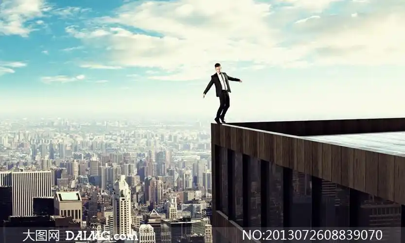 蓝天白云楼顶上的男人摄影高清图片
