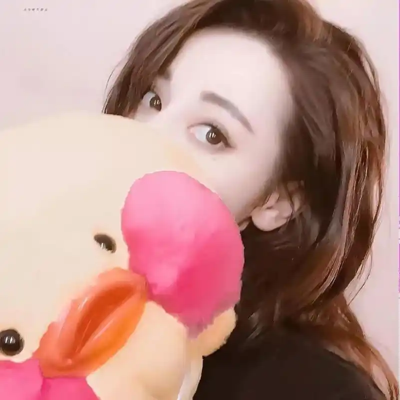 迪丽热巴头像:美女氛围感