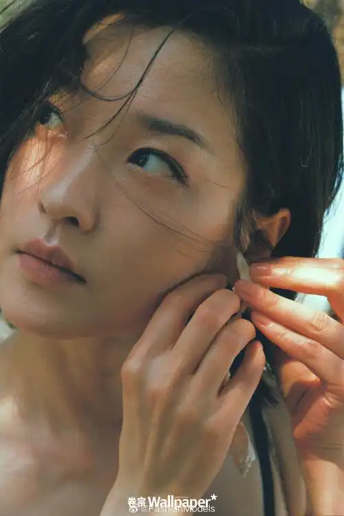 超模,演员#杜鹃#登上《wallpaper*卷宗》三月刊封面,杂志特别选择了一