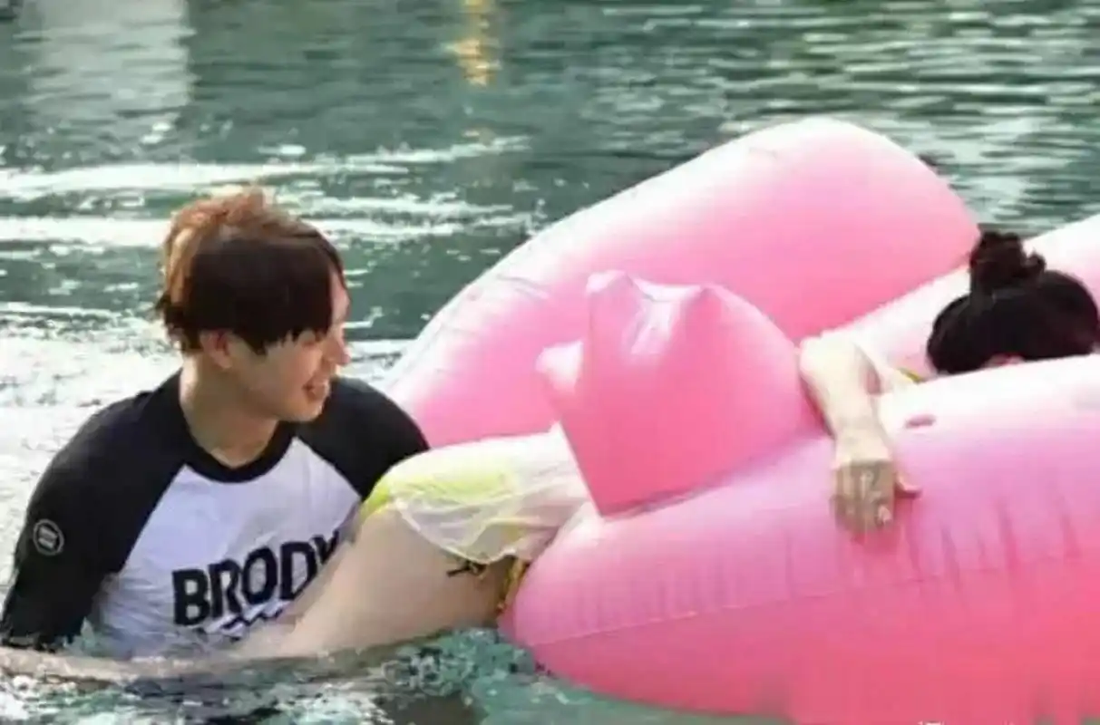 当时,李沁穿着一件薄薄的泳衣,魏大勋的眼睛直勾勾的,一直在水里和她"