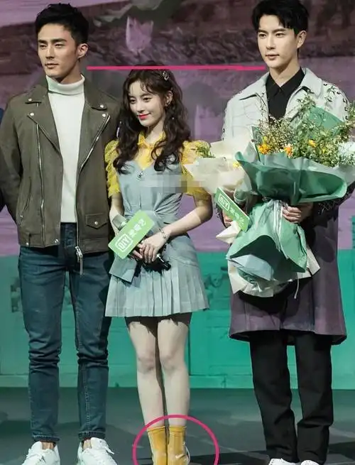 鞠婧祎又矮又瘦到底算不算大美女?看看她和关晓彤的合照就有答案