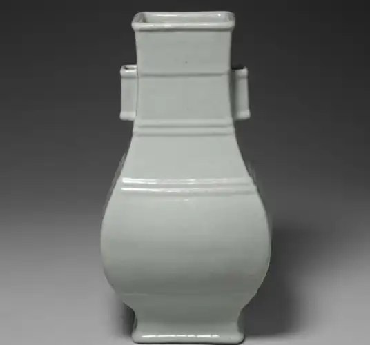 清雍正粉青釉弦纹贯耳方瓶正面台北故宫博物院馆藏