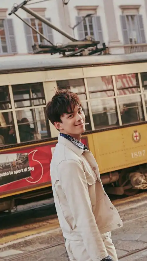 吴磊阳光帅气街拍图片高清手机壁纸