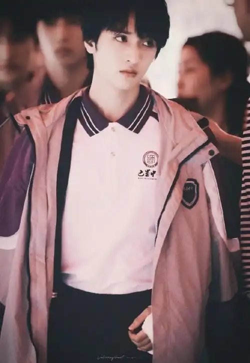 严浩翔巴蜀中学校服照合集96干净清爽的男高中生永远让人心动