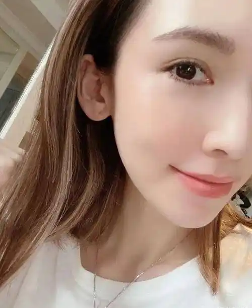 原创林志颖小10岁妻子晒照皮肤水美红润36岁的脸像小姑娘