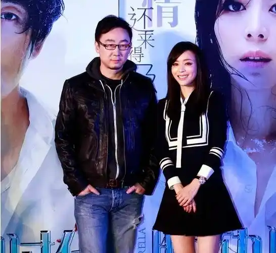 虽然张静初脱离了顾长卫,但总跟各大导演有说不清楚的渊源,先是与