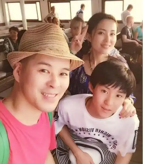 45岁王小虎全家照曝光,妻子肤白貌美,儿子竟被赞低配版王俊凯