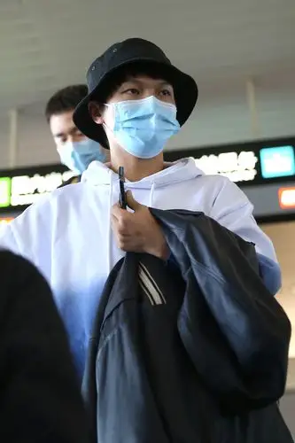 周深素颜现身厦门备战金鸡开幕亲切与粉丝打招呼