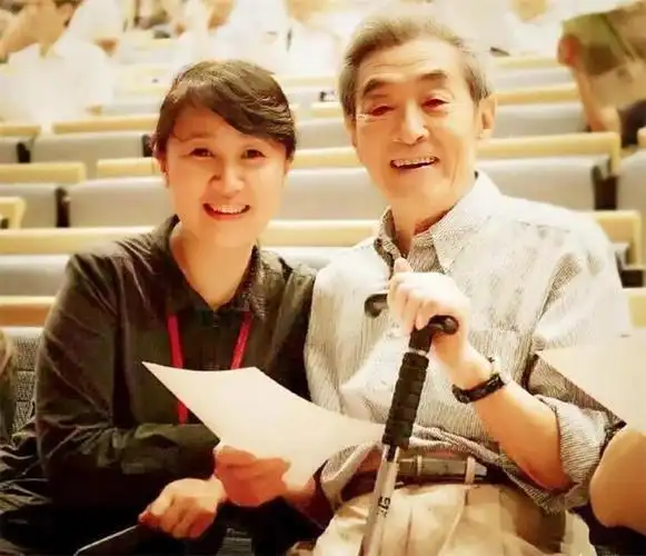 回顾著名演员梁冠华与妻子唐烨互相成就恩爱33年生活幸福甜蜜