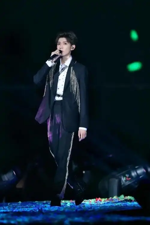 王源高定多高定王子王源时尚衣橱之azzaro