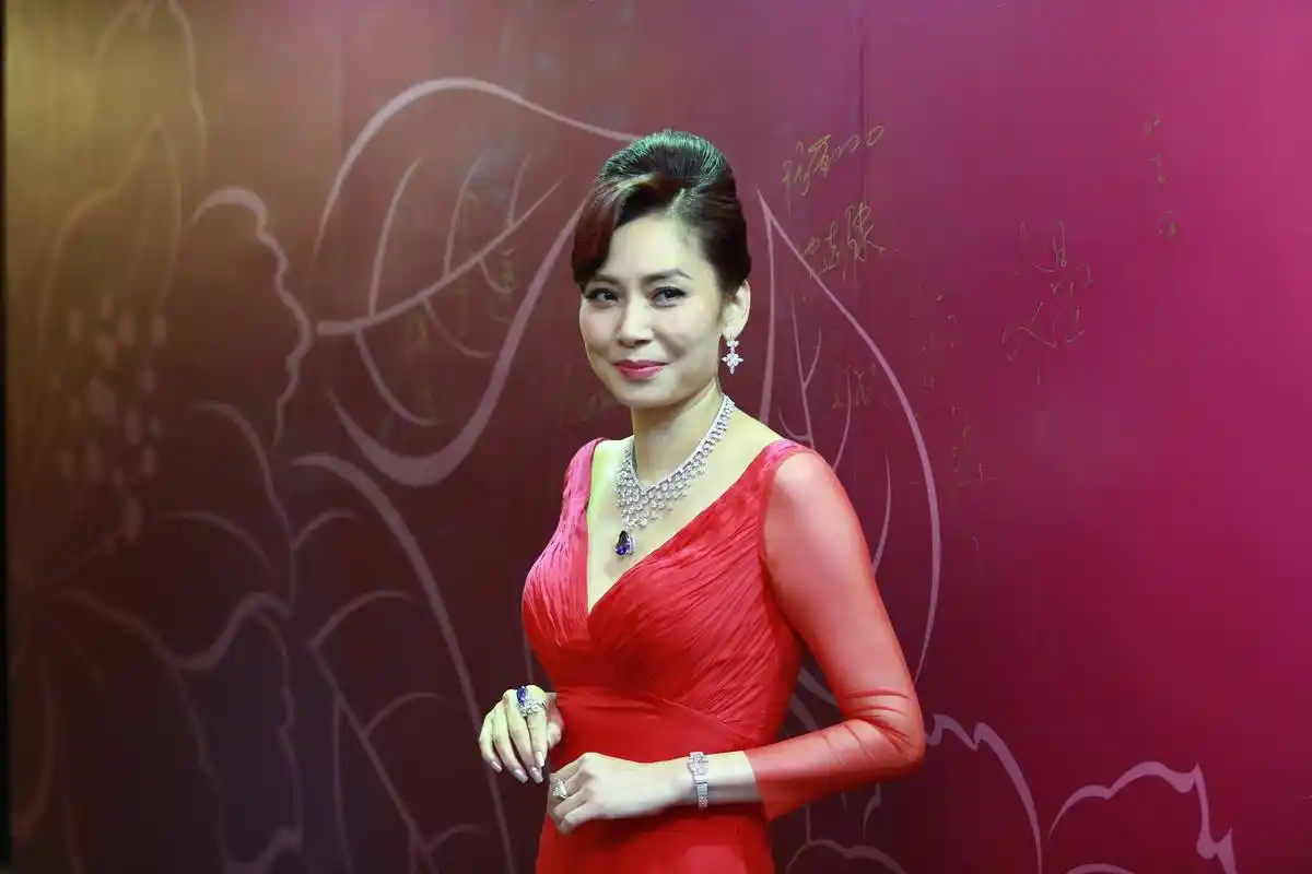 邝美云:这位港姐把自己活成豪门,但如今她要靠轮椅代步