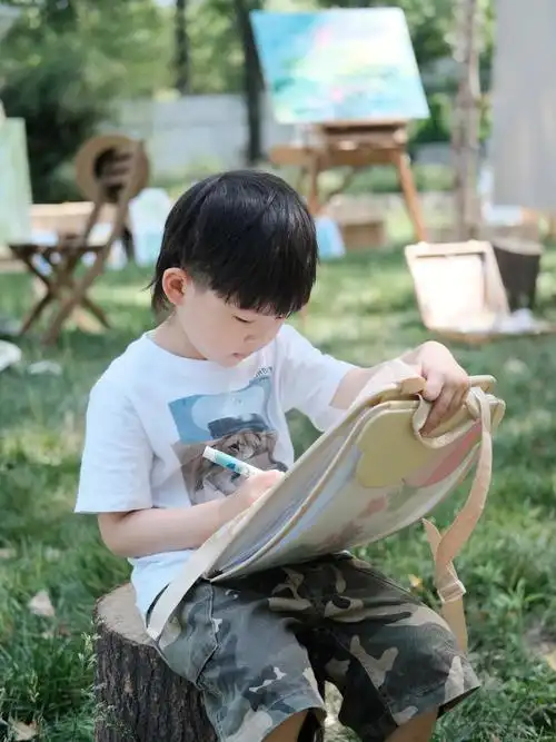 爱画画的孩子被画吸引