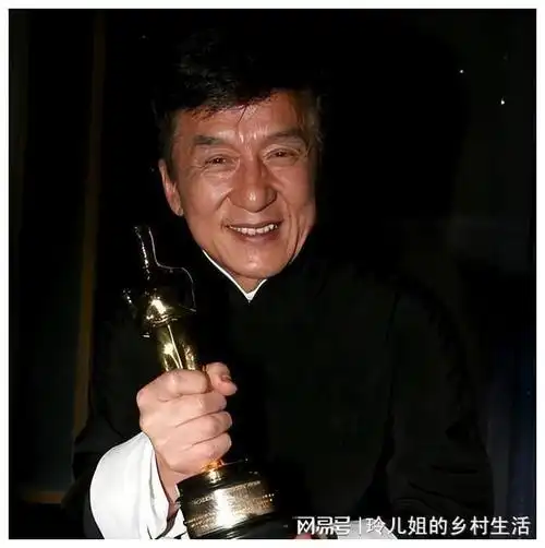 70岁成龙"断崖式"衰老,白发白胡子满脸皱纹,老到不敢认