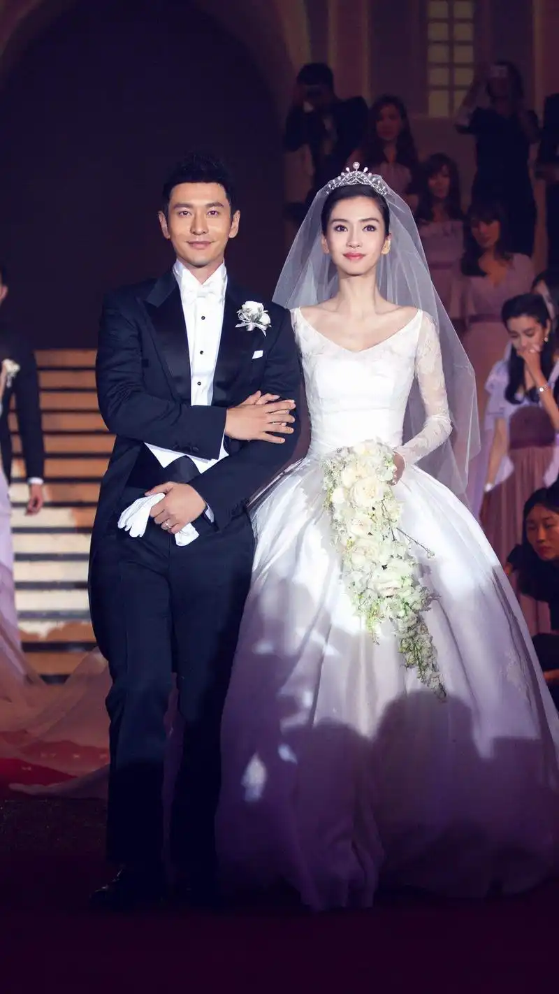 刘恺威比杨幂大12岁,两人因主演《盛夏晚晴天》擦出火花,坠入爱河.