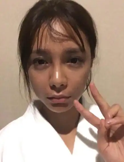 沈梦辰晒素颜怼脸拍黑出新高度