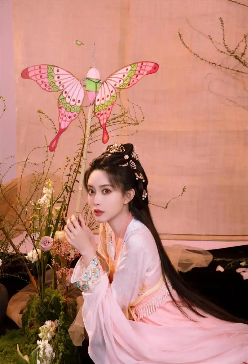 孟子义古装大片美翻了,穿粉色如意云烟裙搭上精致妆容,美轮美奂