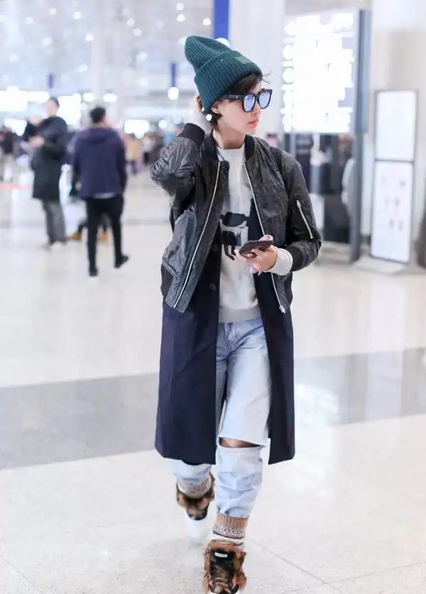 张歆艺现身机场,一身帅气打扮太抢眼,脚上这双厚底鞋子亮了!