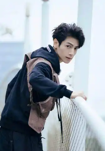 原创32岁的罗云熙瘦到脱相脸颊凹陷双眼无神生图与精修图差异太大