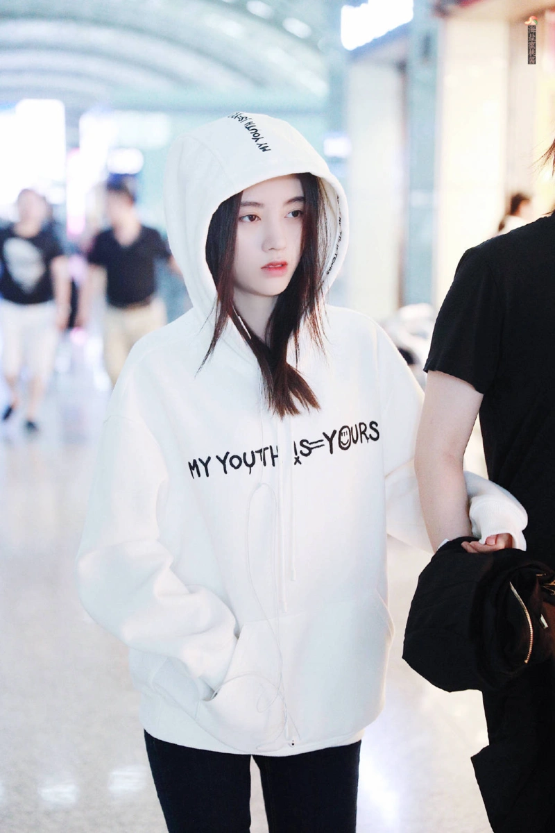 鞠婧祎卫衣独特风格引人注目卫衣我的百变女神