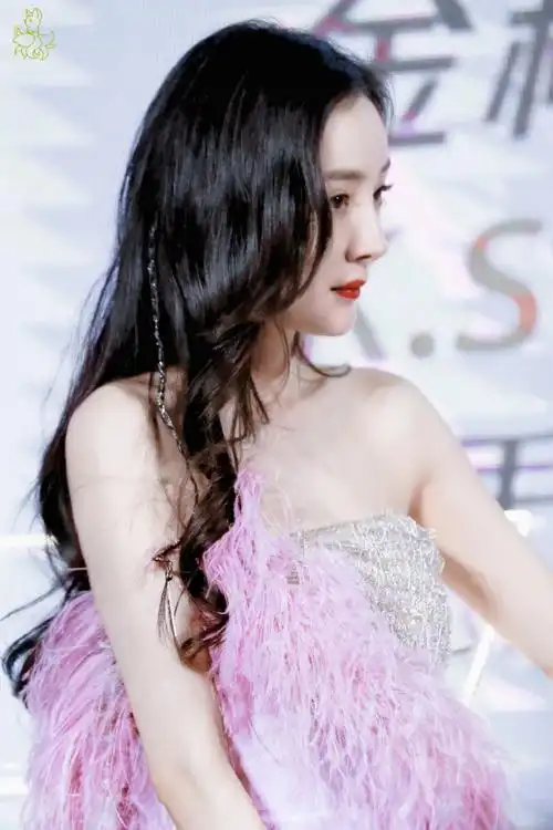 杨幂金稻代言人##杨幂抹胸绸缎羽毛裙