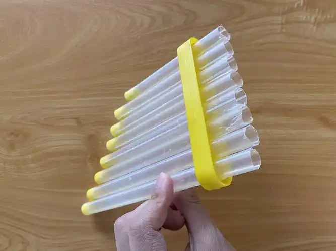 感觉,喝珍珠奶茶的吸管,真的很适合做这个小乐器,粗——空气柱振动的